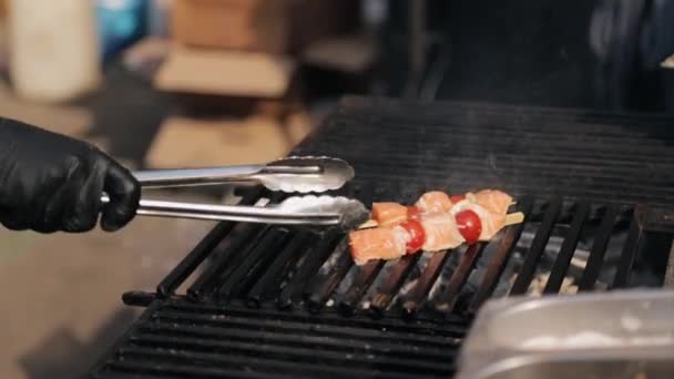 Pequeño trozo de salmón con tomate cherry a la parrilla en pinchos — Vídeo de stock