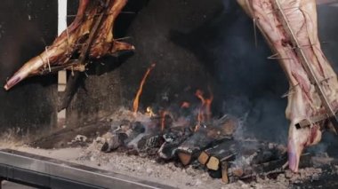 Bile delip ve açık ateşte ızgara iki bütün domuz yakın çekim