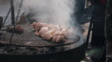 Bir ızgara üzerinde bir tavuk eti yavaş hareket orta çekim füme olmak