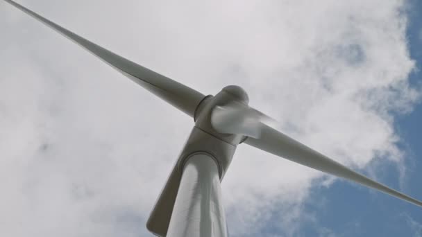 Plan rapproché du moulin à vent rotatif. Les nuages volent dans le ciel. Plan en temps réel . — Video