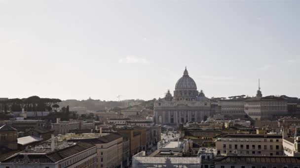 V oblačné zimní den se Castel Sant Angelo a Vatikánský městský Panorama. Lidé navštěvují slavné historické budovy v Římě v Itálii. Zimní. Posunout zleva doprava panoramatický záběr v reálném čase — Stock video