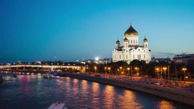 Moskova, Rusya-30 Eylül, Moskova nehir dolgusu ve Kurtarıcı Mesih Katedrali 'nin timelapse, Moskova, Rusya turist tekneleri nehir boyunca seyahat ediyorlar.