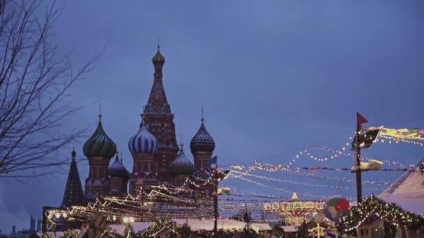 MOSCÚ, RUSIA - 6 DE DICIEMBRE: Feria de Navidad en la plaza roja, vista de la Catedral de San Basilio — Vídeo de stock