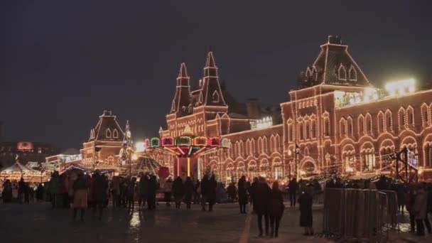 Moskva, Ryssland-December 6: människor på jul marknad på Röda torget nära Gum butik — Stockvideo