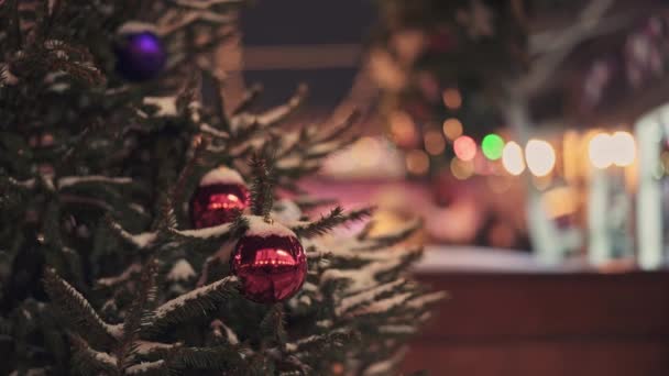Москва, Росія-6 грудня: червоні різдвяні кульки висить на ялинці на московському ярмарку — стокове відео
