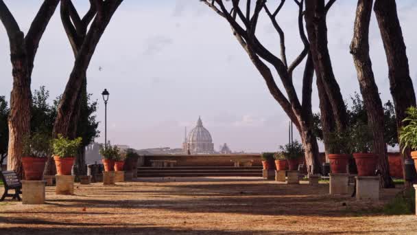 Ulička nedaleko oranžové zahrady, Řím, Itálie Giardino degli Aranci, větrný jarní den. Uzamčený snímek v reálném čase — Stock video