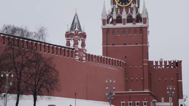 MOSCÚ, RUSIA - DICIEMBRE DE 2018: Inclinación de la torre del reloj Spasskaya y la pared del Kremlin de Moscú sobre el fondo nublado del cielo invernal — Vídeos de Stock