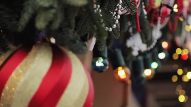 Гирлянды и бусы, свисающие с крыши во время Рождественской ярмарки . — стоковое видео