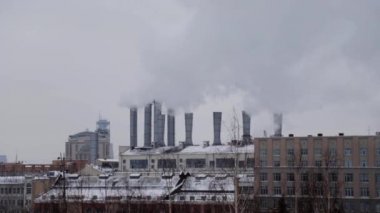 Moskova, Rusya-Aralık, 2018: büyük borulardan duman yavaş hareket, evler arasında fabrika çalışma