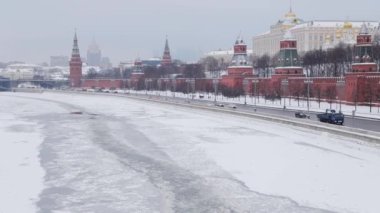 Moskova, Rusya-Aralık, 2018: Kremlin duvar araba ile kış zamanında köprüden çekim Moskva Nehri yakınında hareket