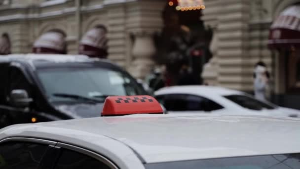 Москва, Росія-грудень: крупним планом таксі помаранчевий дах знак з шашками на тлі автомобілів — стокове відео