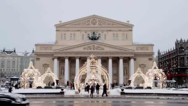 MOSCOW, RÚSSIA - 25 DE DEZEMBRO: Tempo real da Praça Estadual Acadêmica do Teatro Bolshoi decorada para o Ano Novo com pessoas passando — Vídeo de Stock