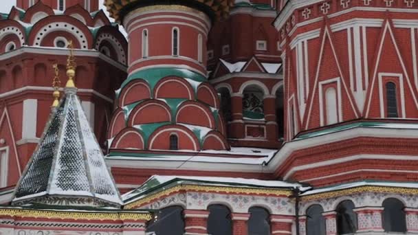 MOSCA, RUSSIA - DICEMBRE 2018: Primo piano inclinazione della Cattedrale di San Basilio nella neve — Video Stock