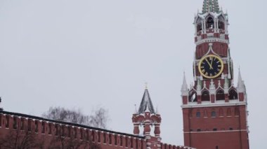 Moskova, Rusya-Aralık, 2018: kış bulutlu gökyüzü arka planda Spasskaya Saat Kulesi ve Moskova Kremlin duvar Pan shot
