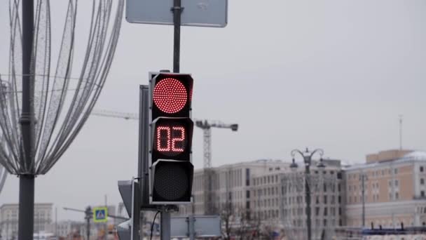 俄罗斯莫斯科--2 0 1 8年 1 2月: 交通信号灯的慢动作特写镜头在白天变成行人的绿色 — 图库视频影像