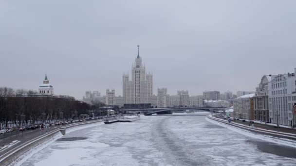 俄罗斯莫斯科--2018年12月: 莫斯科河在外交部的背景下于12月冻结 — 图库视频影像