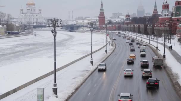 MOSCOU, RUSSIE - DÉCEMBRE 2018 : Inclinez-vous de l'hiver Moscou centre panorama Kremlin murs églises et voitures en mouvement — Video