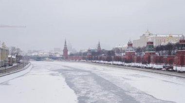 Moskova, Rusya-Aralık, 2018: Kremlin duvar araba ile kış zamanında köprüden çekim Moskva Nehri yakınında hareket