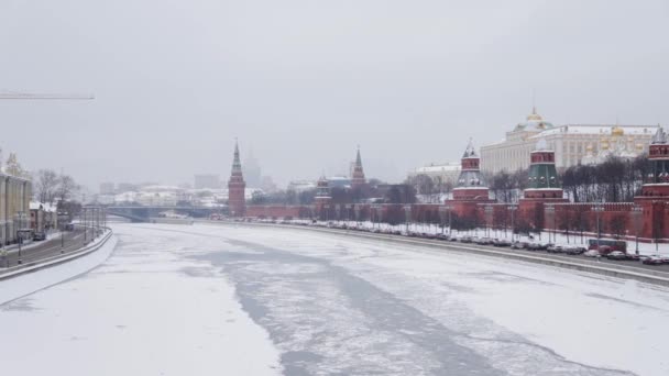 MOSCÚ, RUSIA - DICIEMBRE DE 2018: Muro del Kremlin disparado desde el puente en invierno con los coches moviéndose cerca del río Moskva — Vídeos de Stock