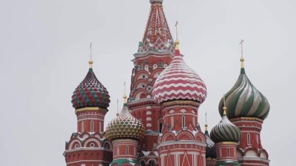 Moskou, Rusland-december, 2018: kantelen van St. Basils Cathedral Domes op de achtergrond van Grey Sky — Stockvideo