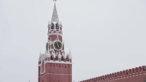 Μόσχα, Ρωσία-Δεκέμβριος, 2018: κλίση προς τα κάτω του Πύργου ρολογιού Σπασκατσά και του Κρεμλίνου της Μόσχας σε συννεφιασμένο χειμερινό φόντο του ουρανού — Αρχείο Βίντεο