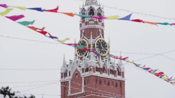 MOSCOU, RUSSIE - DÉCEMBRE 2018 : Drapeaux en plastique colorés suspendus sur le fond du Kremlin de Moscou — Video