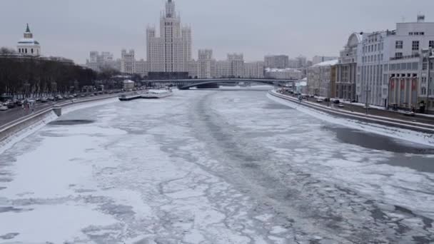 MOSCOW, RUSSIA - DECEMBER, 2018: Tilt up of Moscow river frozen in december on the background of Ministry of Foreign Affairs — Stock Video