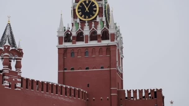 MOSCOU, RUSSIE - DÉCEMBRE 2018 : Inclinaison de la tour de l'horloge Spasskaya et du mur du Kremlin de Moscou sur fond de ciel nuageux hivernal — Video