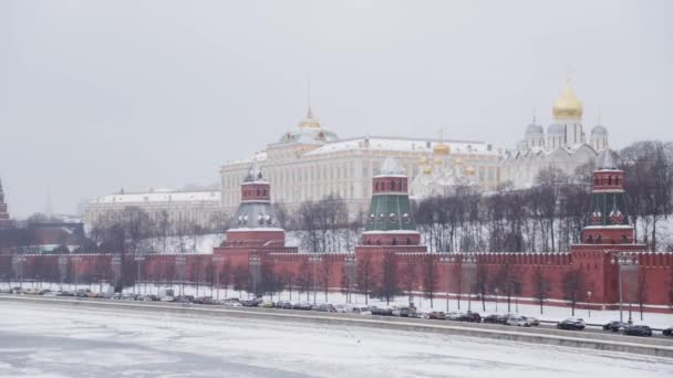 МОСКВА, РОССИЯ - ДЕКАБРЬ, 2018: Кремлевская стена снята с моста в зимнее время с автомобилями, движущимися вблизи Москвы-реки — стоковое видео