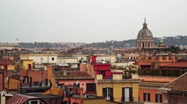 Bulutlu bir kış gününde Roma, Italya panoramik şehir manzarası. Roma otantik renkli binalarla doludur. Gerçek zamanlı çekim.