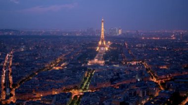 Paris, Fransa - 21 Ağustos 2018: Timelapse Paris panoramik Eyfel Kulesi, çalışma fenerinde yaz gece ile