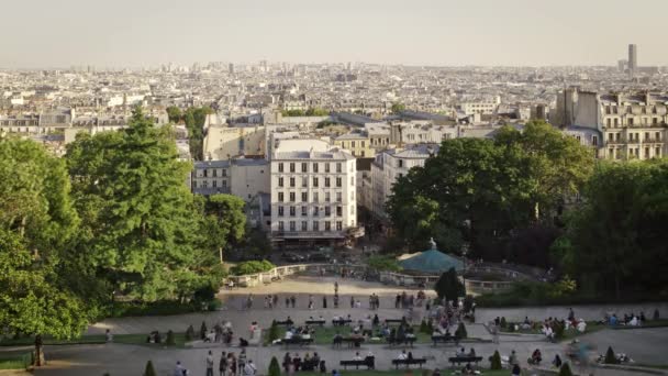 PARÍS, FRANCIA - 12 DE AGOSTO DE 2018: Los turistas cerca de Sacre coeur de Montmartre timelapse catedral. Vista de la ciudad desde el mirador de la colina . — Vídeos de Stock