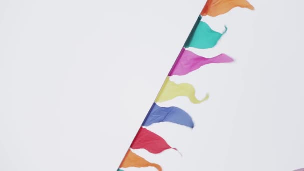 Färgglada plast flaggor hängande på bakgrunden av grå himmel — Stockvideo