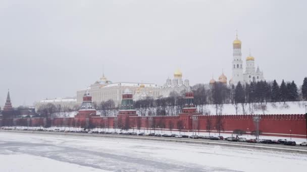 俄罗斯莫斯科--2 0 1 8年 1 2月: 克里姆林宫墙的慢动作在冬季从桥上射下, 汽车行驶 — 图库视频影像