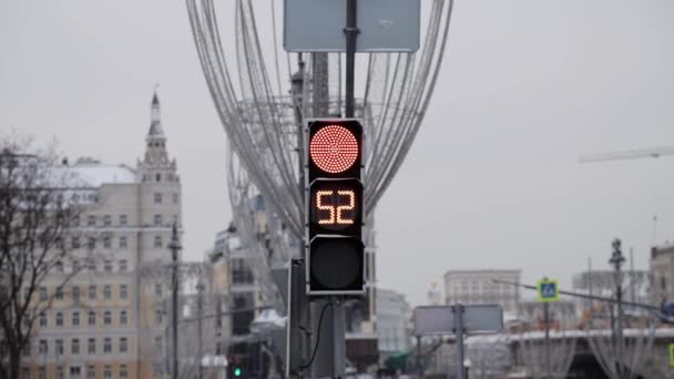 Moskou, Rusland-december, 2018: Close-up van het verkeer signaal licht verandert in rood voor transport bij daglicht — Stockvideo