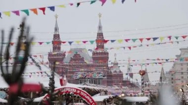 Moskova, Rusya-Aralık, 2018: tarihi müze yakınlarındaki Moskova Fuar pazarı 'nda renkli bayraklar sallıyor