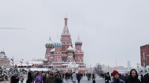 Moskova, Rusya-Aralık, 2018: Noel kutlama sırasında kışın St Basils Katedrali gerçek zamanlı Pan shot — Stok video