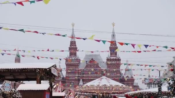 MOSCÚ, RUSIA - DICIEMBRE DE 2018: Carrusel girando en el mercado ferial de Moscú a la luz del día cerca del Museo Histórico — Vídeos de Stock