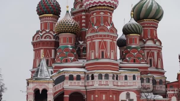 MOSCA, RUSSIA - DICEMBRE 2018: Inclinazione della Cattedrale di San Basilio nella neve sullo sfondo del cielo grigio — Video Stock