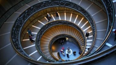 Roma, Italya-Haziran 9 2018: Vatikan Müzeleri, Giuseppe Momo, Roma, Italya tarafından tasarlanan modern Bramante spiral merdivenler. İnsanlar aşağıda yürüyor. Tonda