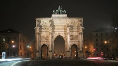 Münih, Almanya - 10 Kasım 2018: Bavyera Ordusu Zafer Kemeri'nin gece leyin kilitlenme süresi, Münih, Almanya. Münih'te gece yoğun trafik yakındaki Victory Arch.