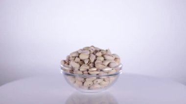 Cam kasede kavrulmuş tuzlu iştah açıcı döner antep fıstığı