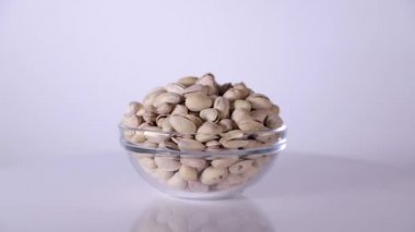 Cam kasede kavrulmuş tuzlu iştah açıcı döner antep fıstığı