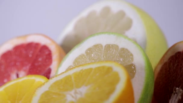 Primer plano de naranja, lima, pomelo girando sobre fondo blanco — Vídeo de stock