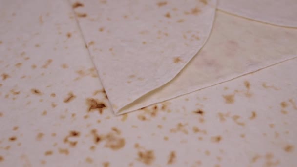 테이블에 천천히 회전 피타 빵의 층 — 비디오