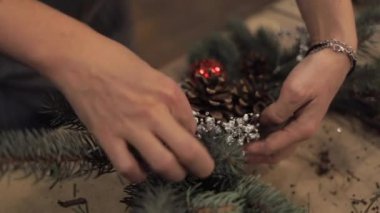 Kadın elleri dokuma çelenk dekorasyon düzenleme yakın