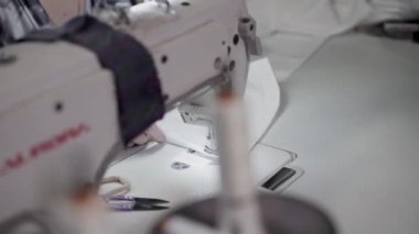 Beyaz kumaş dikiş yetişkin kadın elleri pan çekim yakın