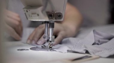 Çizgili kumaş yetişkin kadın elleri dikiş tarafında el yakın