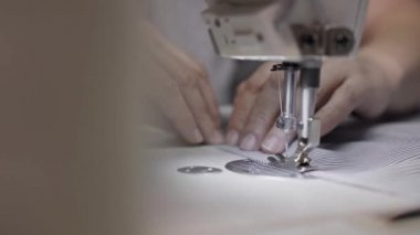 Çizgili kumaş yetişkin kadın elleri dikiş tarafında Pan çekim yakın