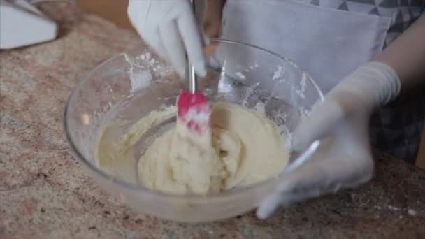 Готовить руки в белых резиновых перчатках смешивая тесто муки — стоковое видео